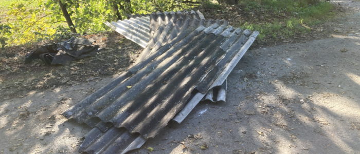 Asbestplatten und Dachpappe